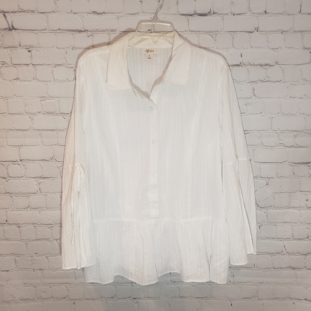 White button down top with collar